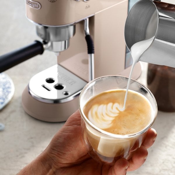 EC885 Dedica Arte -espressokone, beige