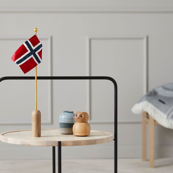 Celebrating norsk flagga, 40 cm