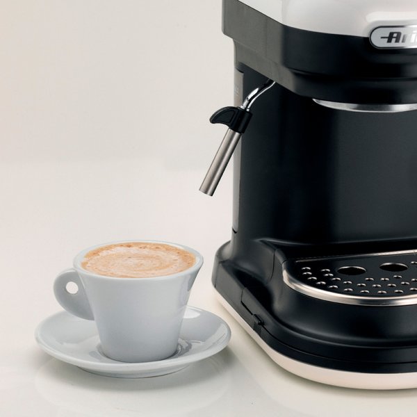 Moderna-espressokone ja kahvimylly, valkoinen