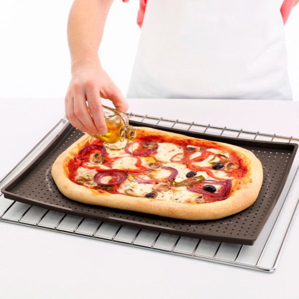 Perforerad Pizzamatta i Silikon 40 x 30 cmBrun