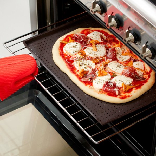 Perforerad Pizzamatta i Silikon 40 x 30 cmBrun