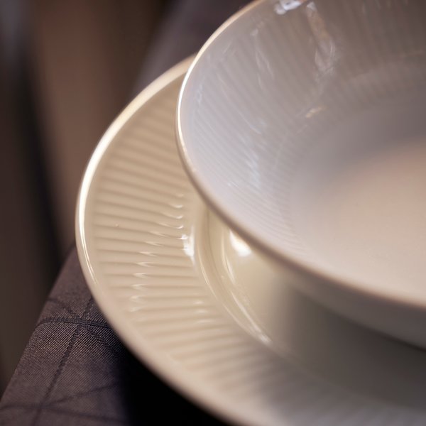 Hvid Plissé tallerken, Ø 28 cm.