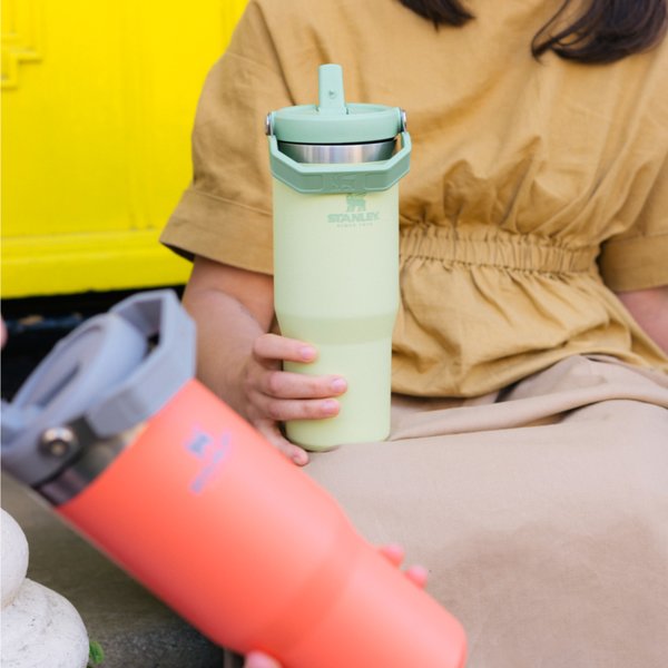 The Iceflow Flip Straw Tumbler termosflaske 0,89 liter, guava